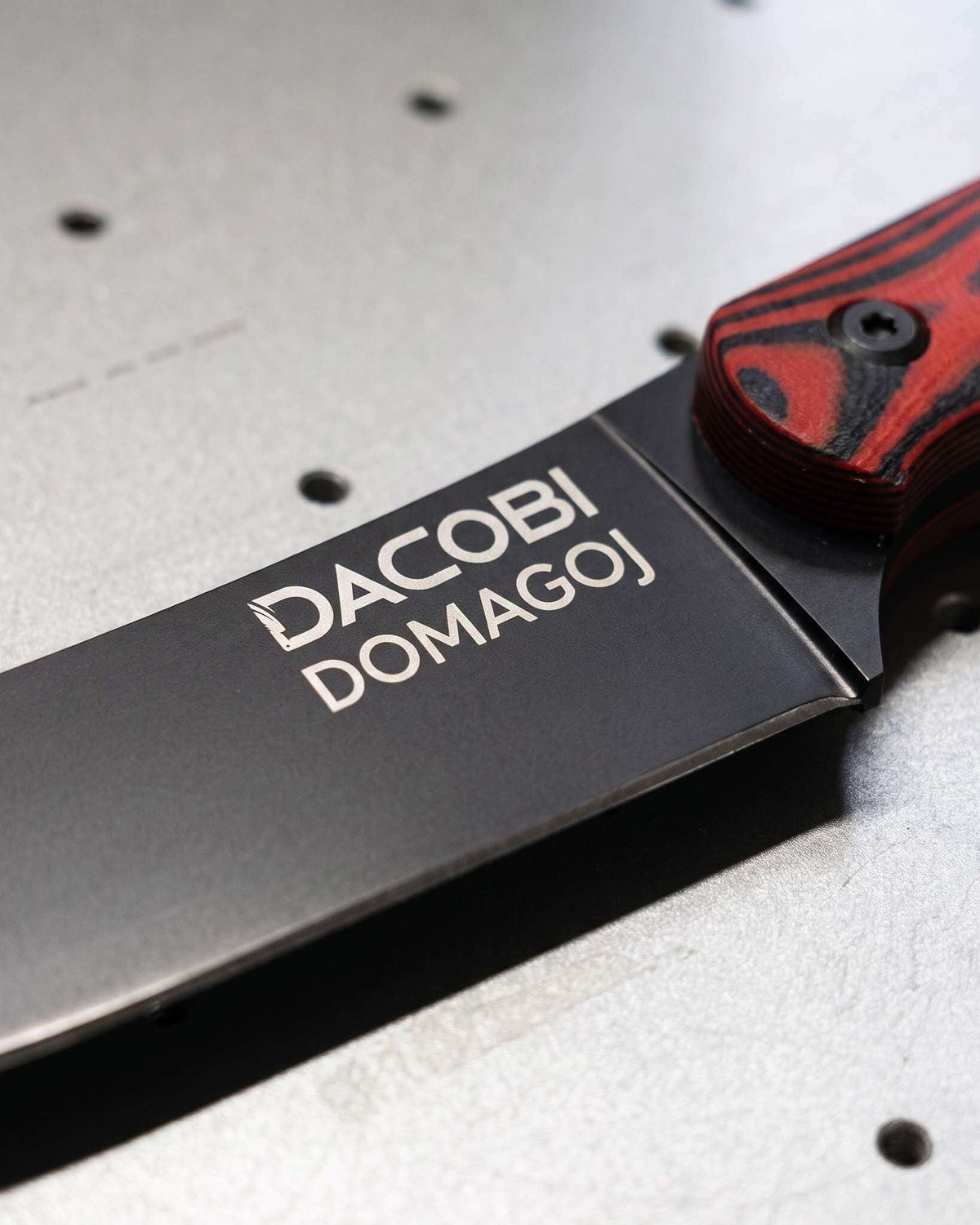 Lovački nož s laserski ugraviranim imenom Domagoj na crnoj DACOBI oštrici, u radionici