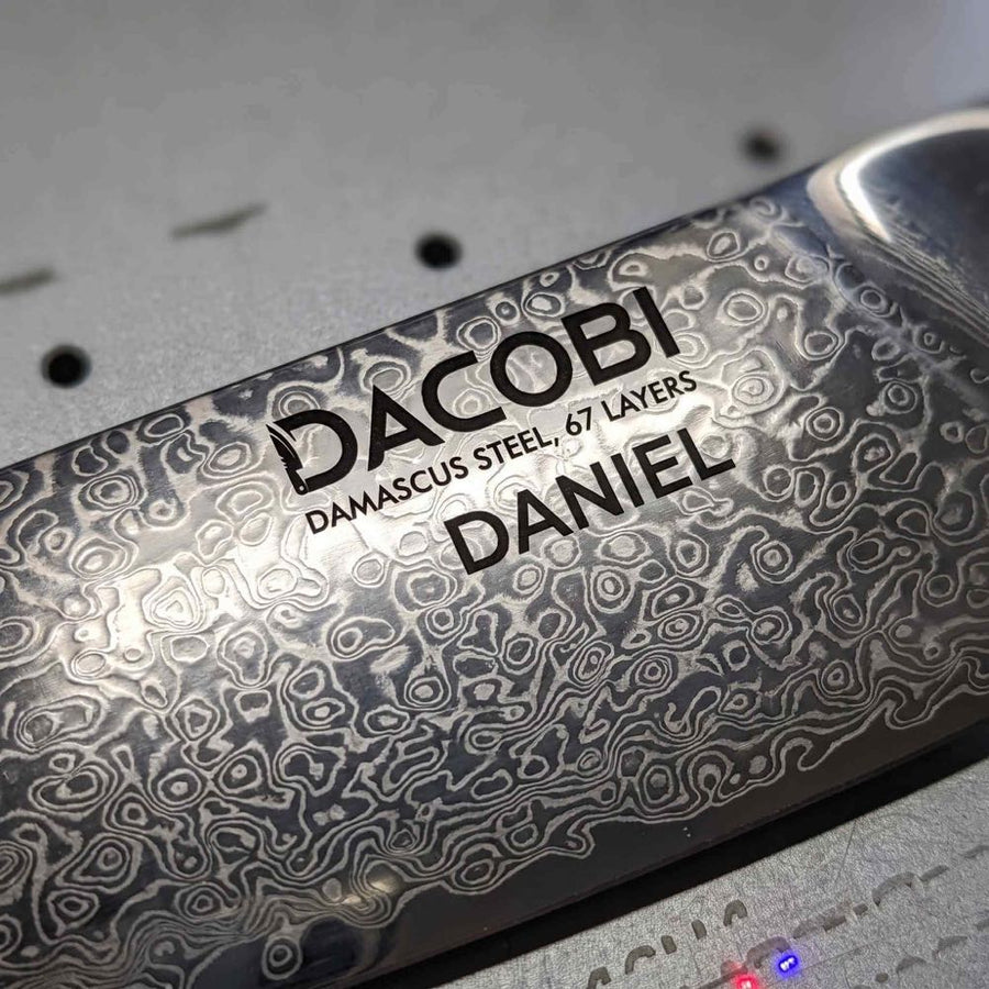DACOBI nož od damaščanskog čelika s laserski ugraviranim imenom DANIEL na oštrici