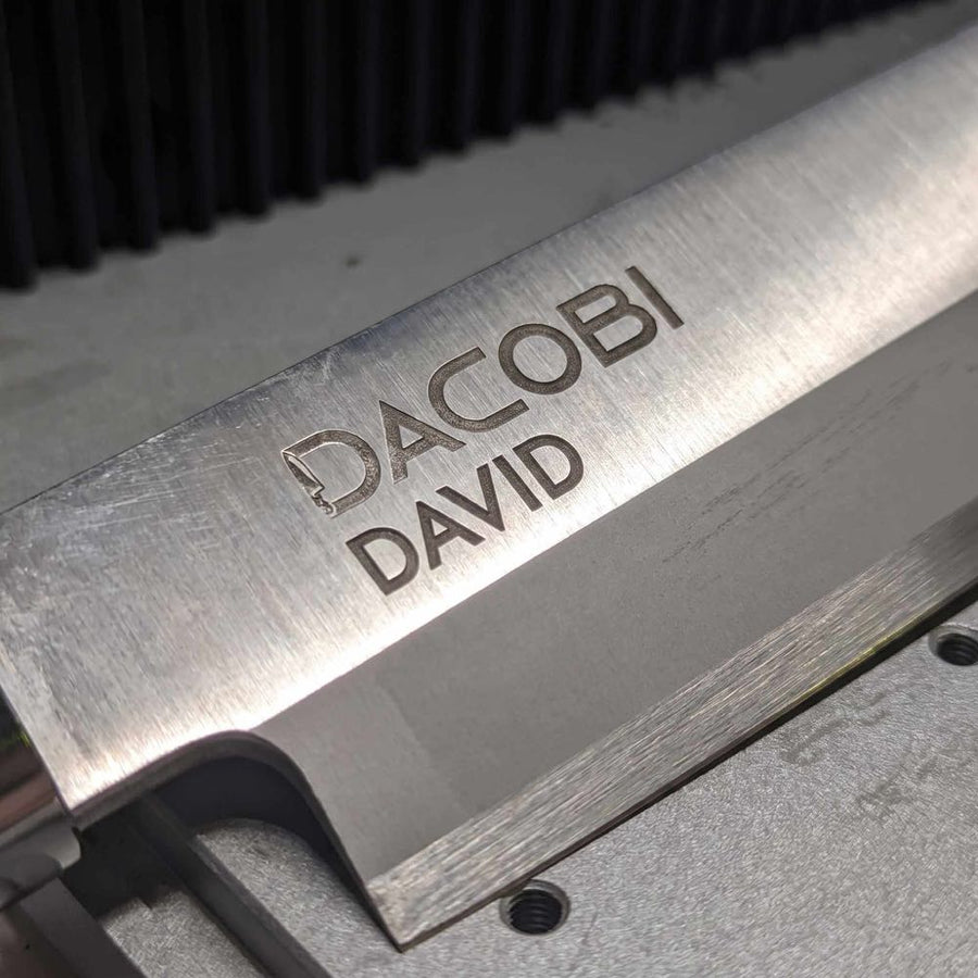 DACOBI nož s laserski ugraviranim imenom DAVID ispod logotipa